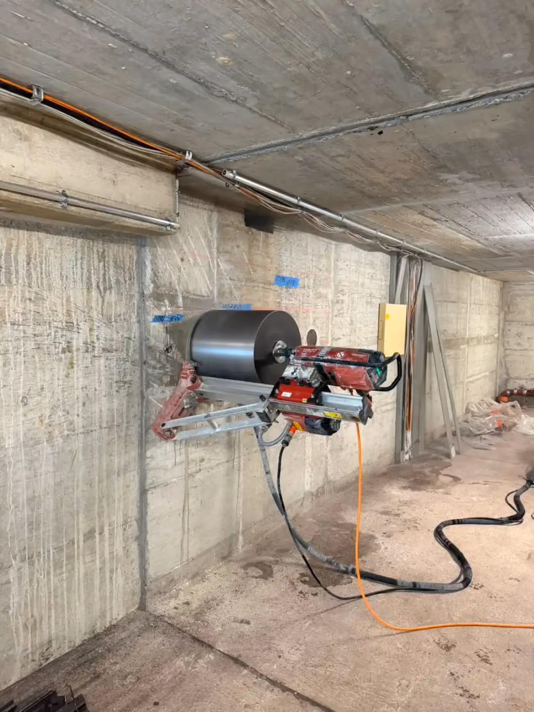 Kernbohrgerät an einer Betonwand im Untergeschoss
